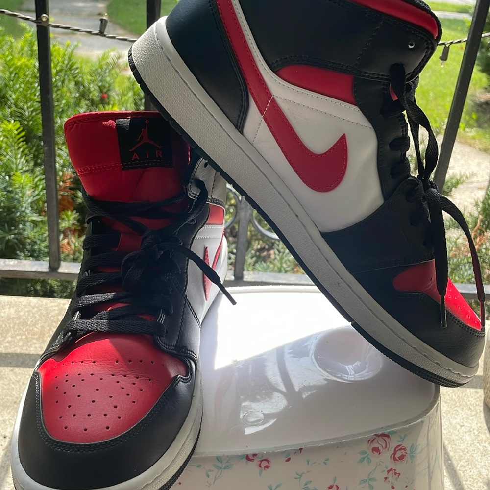 Jordan 1 Mid pre-owed sz 12 black/ white / red color way.